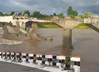 ഉദ്ഘാടനം നടക്കാനിരുന്ന പാലം കനത്ത മഴയില് തകര്ന്നു വീണു MalabarNews_bridge collapse in MP