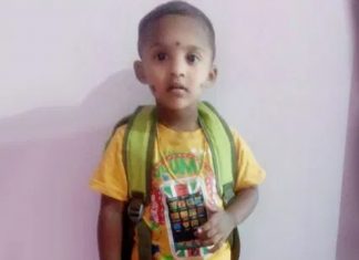 നാണയം വിഴുങ്ങി കുട്ടി മരിച്ച സംഭവം; ആലുവ ജില്ലാ ആശുപത്രിക്ക് മുന്നിൽ അമ്മയുടെ സമരം child-death-protest-in-aluva_2020 Aug 29