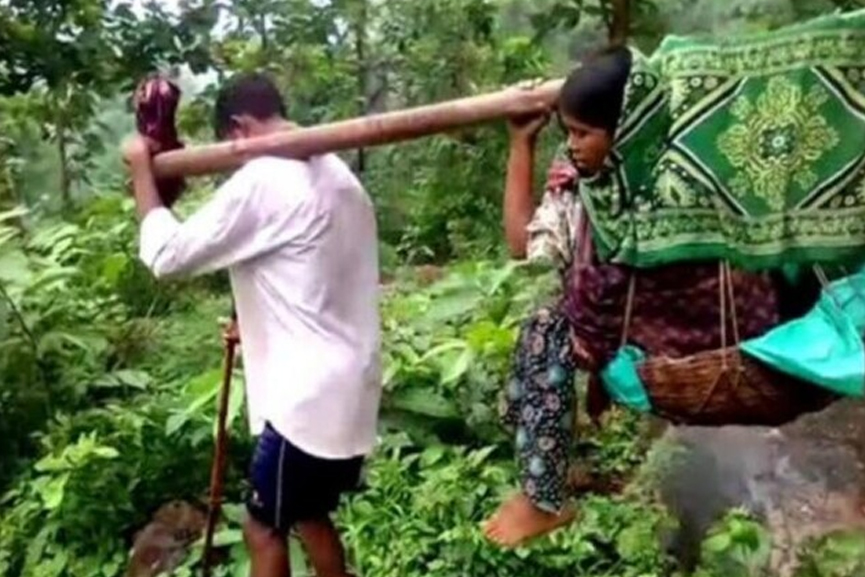 Malabar News_ pregnant tribal woman carried in doli_2020 Aug 29 pregnant tribal woman carried in doli_2020 Aug 29