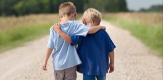 സുഹൃത്ത് മുങ്ങിത്താണു; രക്ഷകനായി മൂന്നു വയസുകാരൻ friends_2020 Aug 27