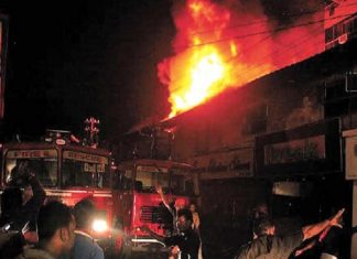 കോഴിക്കോട് വന് തീപിടിത്തം; ഡിസ്കോ ഏജന്സീസ് പൂര്ണ്ണമായും കത്തിയമര്ന്നു, കോടികളുടെ നഷ്ടം fire at Disco Agencies in kozhikode