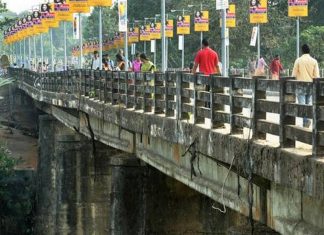 ചിലവായത് 36 കോടിയോളം; മൂന്നുവര്ഷം കൊണ്ട് ബാക്കിയായത് വിള്ളലും, യാത്രാഭീതിയും Malabarnews_pallapram bridge