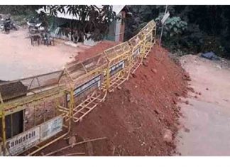 വാളാട് മണ്ണിട്ട് ഗതാഗതം തടസപ്പെടുത്തി: പ്രതിഷേധം കനക്കുന്നു Valad Village Road Block , Mananthavady Block