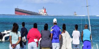 ഇന്ത്യന് മഹാസമുദ്രത്തിലെ പവിഴപ്പുറ്റിലിടിച്ചു തകര്ന്ന് എണ്ണക്കപ്പല്; മൗറീഷ്യസില് പാരിസ്ഥിതിക അടിയന്തരാവസ്ഥ Malabar News_ Mauritius Shipwreck Leaks