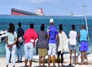 ഇന്ത്യന് മഹാസമുദ്രത്തിലെ പവിഴപ്പുറ്റിലിടിച്ചു തകര്ന്ന് എണ്ണക്കപ്പല്; മൗറീഷ്യസില് പാരിസ്ഥിതിക അടിയന്തരാവസ്ഥ Malabar News_ Mauritius Shipwreck Leaks