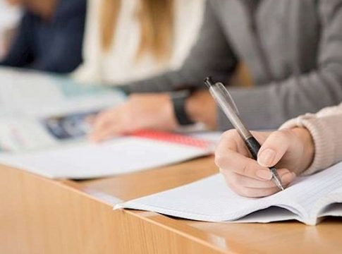 ബിരുദ പരീക്ഷകൾ ഏപ്രിൽ മാസത്തിനകം പൂർത്തിയാക്കാൻ തീരുമാനം Degree exam_2020 Aug 14