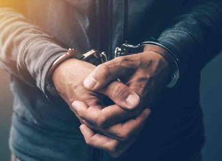 കത്തി വീശി ആക്രമണ ഭീഷണി മുഴക്കി മോഷ്ടാക്കൾ ; സാഹസികമായി കീഴടക്കി പോലീസ് arrest-Malabar-News