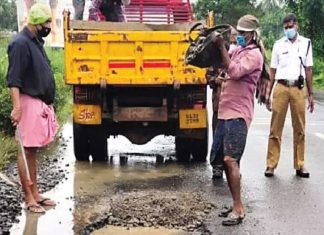 ബൈപ്പാസിലെ വലിയ കുഴികള് താല്കാലികമായി നികത്തി kozhikkod bypass gutter were filled temporarily