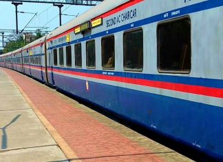 പ്രതിഷേധം ഫലം കണ്ടു; കേരളത്തിലെ ട്രെയിന് സര്വീസുകള് നിര്ത്തി വെക്കില്ല MalabarNews_venad express