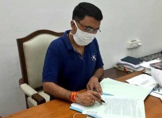 കോവിഡ് ബാധിച്ചിട്ടും ഗ്ലൗസ് ഇടാതെ ഫയൽ നോക്കി ഗോവ മുഖ്യമന്ത്രി; വ്യാപക വിമർശനം Goa CM_2020 Sep 05