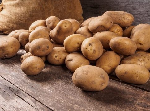 മഴ വില്ലനായി; ഉള്ളിക്ക് പിന്നാലെ കുതിച്ചുയര്ന്ന് ഉരുളക്കിഴങ്ങ് വിലയും kerala image_malabar news