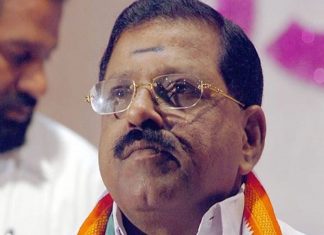 രാജ്മോഹൻ ഉണ്ണിത്താനെതിരെ പോസ്റ്ററും കരിങ്കൊടിയും