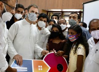 കാവ്യക്കും കാർത്തികക്കും സ്വപ്ന സാക്ഷാൽക്കാരം; രാഹുൽ ഗാന്ധി വീടിന്റെ താക്കോൽ കൈമാറി rahul-gandhi_2020-Oct-19