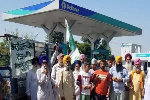 MalabarNews_protest in petrol pump