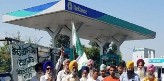 MalabarNews_protest in petrol pump