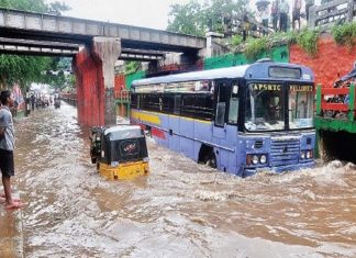മഴക്കെടുതി രൂക്ഷം; ആന്ധ്രയിലും ഹൈദരാബാദിലും മരണം 25 Malabarnews_heavy rain in andhra