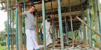 നിര്മ്മാണം തുടരുന്ന മല്സ്യമാര്ക്കറ്റ് കെട്ടിടത്തിന്റെ ഭാഗം അടര്ന്നു വീണു malabarnews-koy