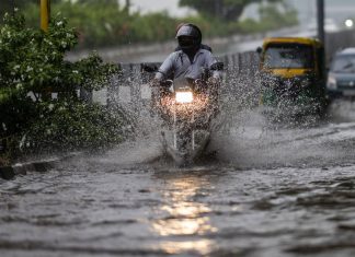 സംസ്ഥാനത്ത് കനത്ത മഴ തുടരും; ശക്തമായ ഇടിമിന്നലിന് സാധ്യത Rain_2020-Oct-14