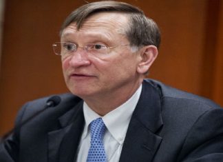 ട്രംപിനെ തള്ളി ഉന്നത ഉദ്യോഗസ്ഥൻ, വാക്സിന് ജനുവരിയിലേ ലഭ്യമാകൂ malabarnews-robert