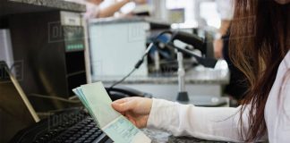 വിമാനത്താവളത്തിൽ കുടുങ്ങിയ യാത്രക്കാർക്ക് പ്രവേശനം അനുവദിച്ചതായി യുഎഇ Dubai-Airport_2020-Oct-08