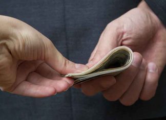 വയനാട്ടിൽ കൈക്കൂലി വാങ്ങുന്നതിനിടെ വില്ലേജ് ഓഫീസർ പിടിയിൽ bribery_2020-Oct-07