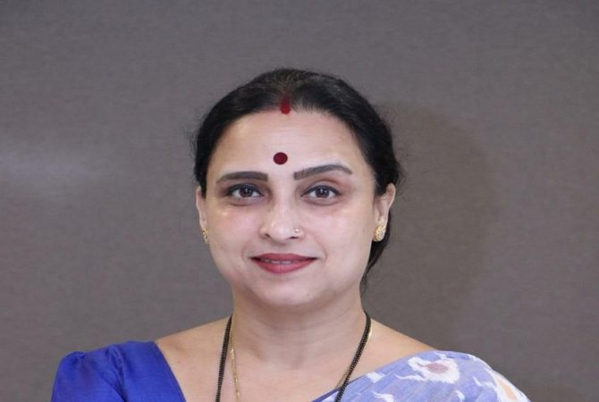 പ്രിയങ്കയുടെ വസ്ത്രത്തില് പിടിച്ച പോലീസ് ഉദ്യോഗസ്ഥനെതിരെ പ്രതിഷേധവുമായി ബിജെപി നേതാവ് Malabarnews_chithra wagh
