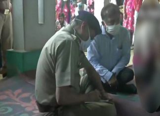 വീഴ്ച പറ്റി; പെൺകുട്ടിയുടെ കുടുംബത്തിന് മുന്നിൽ കൈകൂപ്പി യുപി ആഭ്യന്തര സെക്രട്ടറി up-police-chief-to-visit-hathras-after-controversy