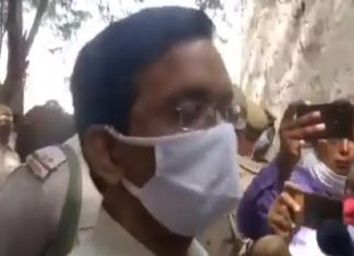 ഹത്രസ്; പെണ്കുട്ടിയുടെ പിതാവിനെ പരസ്യമായി ഭീഷണിപ്പെടുത്തി ജില്ലാ മജിസ്ട്രേറ്റ് Praveen kumar_Malabar news