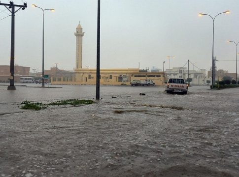 സൗദിയുടെ വിവിധ ഭാഗങ്ങളില് മഴ തുടരും; കാലാവസ്ഥാ കേന്ദ്രം Malabarnews_heavy rain in saudi