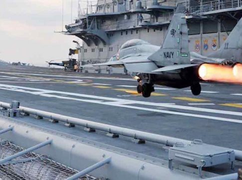 മിഗ് വിമാനം അറബിക്കടലിൽ തകർന്നു വീണു; പൈലറ്റിനെ കാണാതായി MiG-29K-Trainer-Jet_2020-Nov-27