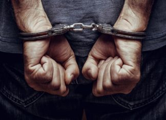 യുഎഇയിൽ ഫോൺ ഉപയോഗിച്ച് 28 ലക്ഷം ദിർഹം തട്ടിയെടുത്ത സംഘം പിടിയിൽ malabarnews-arrest