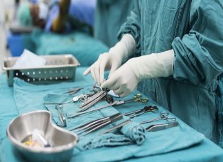 ശസ്ത്രക്രിയ നടത്തുന്നതിനിടെ ഹൃദയാഘാതം; ഡോക്ടർ മരിച്ചു Doctor died during operation in saudi