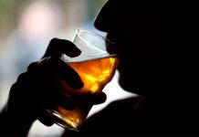 പരസ്യ മദ്യപാനത്തിൽ കൂട്ടനടപടി; ആറ് പോലീസ് ഉദ്യോഗസ്ഥർക്ക് സസ്പെൻഷൻ Malabar News_alcohol