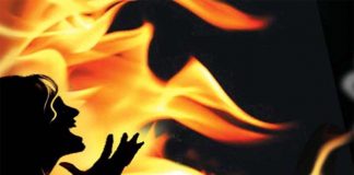 ബലാൽസംഗത്തിന് ഇരയായ പെൺകുട്ടിയെ പ്രതിയുടെ ബന്ധു തീകൊളുത്തി കൊന്നു