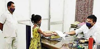 10 കിലോമീറ്റർ നടന്ന് പിതാവിനെതിരെ കളക്ടർക്ക് പരാതി നൽകി ആറാം ക്ളാസുകാരി complaint-against-father_2020-Nov-17