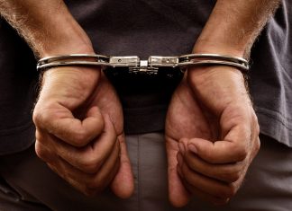 വിദേശ മോഷണ സംഘം പിടിയില് handcuffed image_malabar news