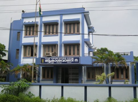 എംപിയുടെ ഇടപെടല്; ആകാശവാണി ആലപ്പുഴ നിലയം പൂട്ടുന്നത് താല്കാലികമായി മരവിപ്പിച്ചു kerala image_malabar news