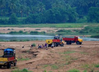ഭാരതപുഴയില് വാഹനമിറക്കി മണലെടുപ്പ്; അനധികൃത മണലെടുപ്പ് തുടരുന്നു Malabarnews_sand mining