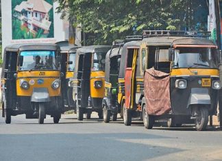 മദ്യപാനത്തെ തുടർന്ന് സംഘർഷം; പാറശാലയിൽ ഓട്ടോ അടിച്ചു തകർത്തു-രണ്ടുപേർ പിടിയിൽ Auto attacked in Parashala- Two arrested