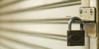 കണ്ടെയിന്മെന്റ് സോണ് നിര്ണയം അശാസ്ത്രീയം; വ്യാപാരികള് കടകളടച്ച് പ്രതിഷേധിച്ചു thrissur image_malabar news