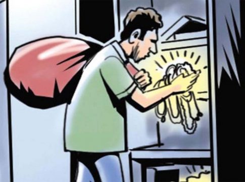 ഒറ്റപ്പാലത്ത് പാട്ടാപ്പകൽ വീട് കുത്തിത്തുറന്ന് മോഷണം; എട്ടുപവൻ സ്വർണം കവർന്നു
