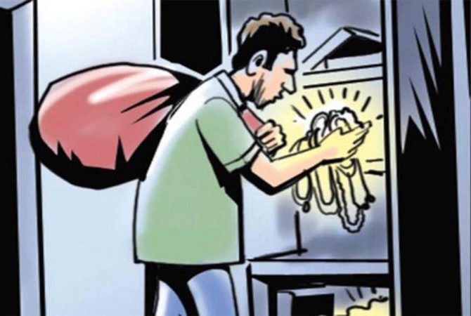 ഒറ്റപ്പാലത്ത് പാട്ടാപ്പകൽ വീട് കുത്തിത്തുറന്ന് മോഷണം; എട്ടുപവൻ സ്വർണം കവർന്നു