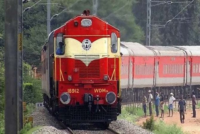 ട്രെയിനിൽ കയറിയാൽ ഡിസിപ്ളിൻ വേണം, ഇല്ലേൽ പണികിട്ടും; 1000 രൂപ പിഴ special train