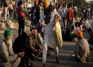 givig food to farmers