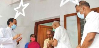 മകളുടെ വിവാഹത്തിനായി കരുതിവച്ച പണം കൊണ്ട് മറ്റൊരു കുടുംബത്തിന് വീടൊരുക്കി ജോയ് hands-over-house-keys