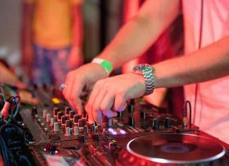 เดชเดเตเดเดพเดฎเตเดชเดฟเดฏเดฟเดฒเต เดเตเดณเตเดเดฟเตฝ เดกเดฟเดเต เดชเดพเตผเดเตเดเดฟ; เดชเตเดฒเตเดธเต เดเตเดธเตเดเตเดคเตเดคเต DJ-Party