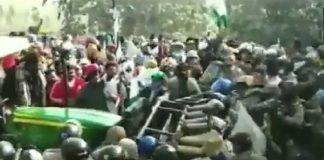 പോലീസ് ബാരിക്കേഡിന് നേരെ ട്രാക്ടർ ഓടിച്ച് കയറ്റി കർഷകർ; സംഘർഷം Watch: Farmers Run Tractor Over Barricade In Clash With Uttarakhand Cops