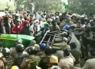 പോലീസ് ബാരിക്കേഡിന് നേരെ ട്രാക്ടർ ഓടിച്ച് കയറ്റി കർഷകർ; സംഘർഷം Watch: Farmers Run Tractor Over Barricade In Clash With Uttarakhand Cops