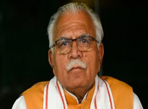 ഹരിയാന മുഖ്യമന്ത്രിയുടെ വാഹനവ്യൂഹം തടഞ്ഞ കര്ഷകര്ക്കെതിരെ വധശ്രമത്തിന് കേസെടുത്ത് പോലീസ് manohar-lal-khattar_malabar news