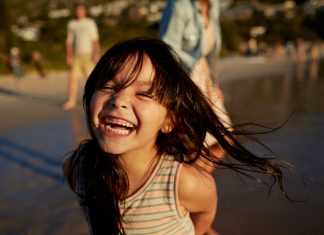 ലോകത്തില് ഏറ്റവും കൂടുതല് ആളുകളെ ചിരിപ്പിച്ച തമാശ കണ്ടെത്തി ഗവേഷകന് MalabarNews_laughing girl